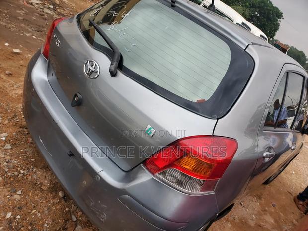 Toyota Yaris Base Hatchback 5dr 2011 Gray