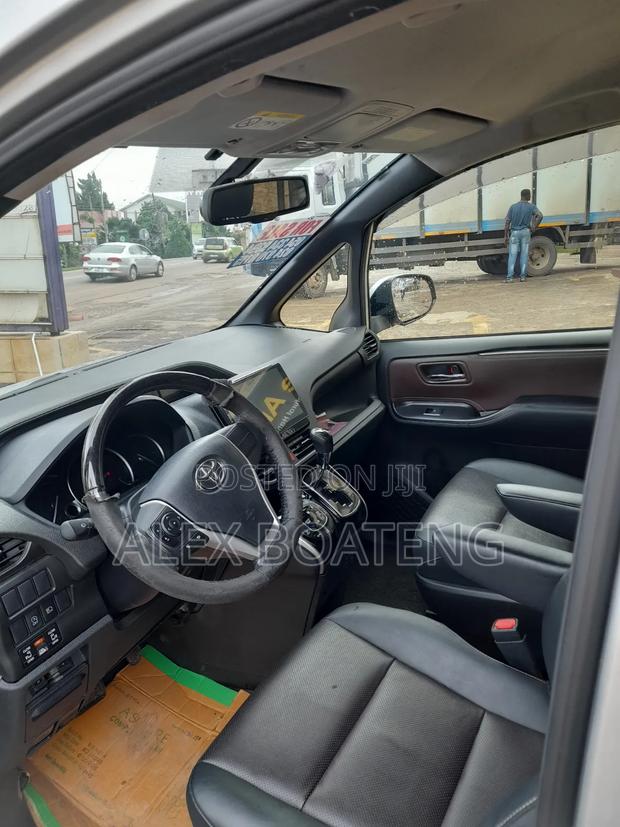 Toyota Esquire 2015 Silver