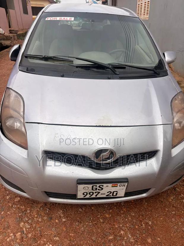 Toyota Vitz 2009 Silver