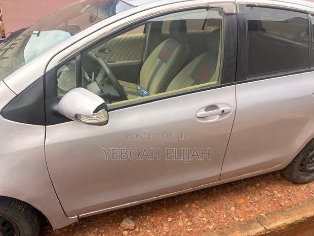 Toyota Vitz 2009 Silver