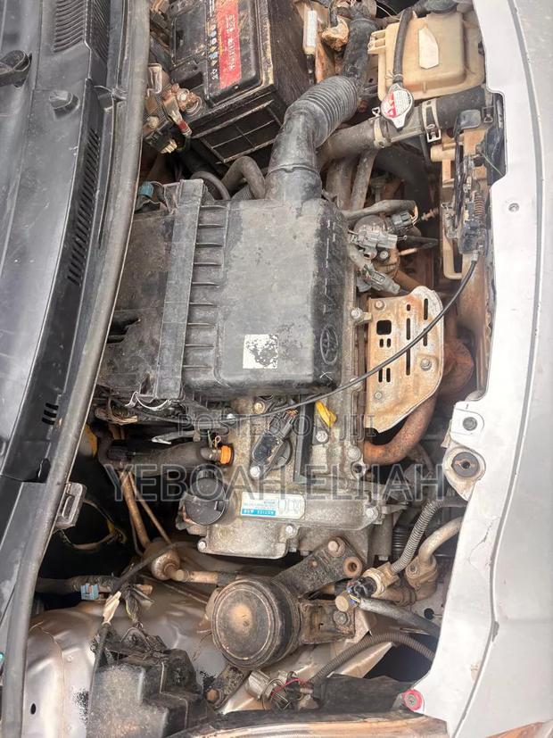 Toyota Vitz 2009 Silver