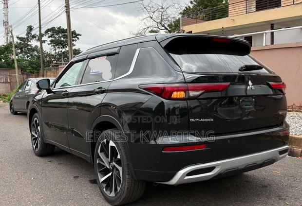 Mitsubishi Outlander 2022 Black