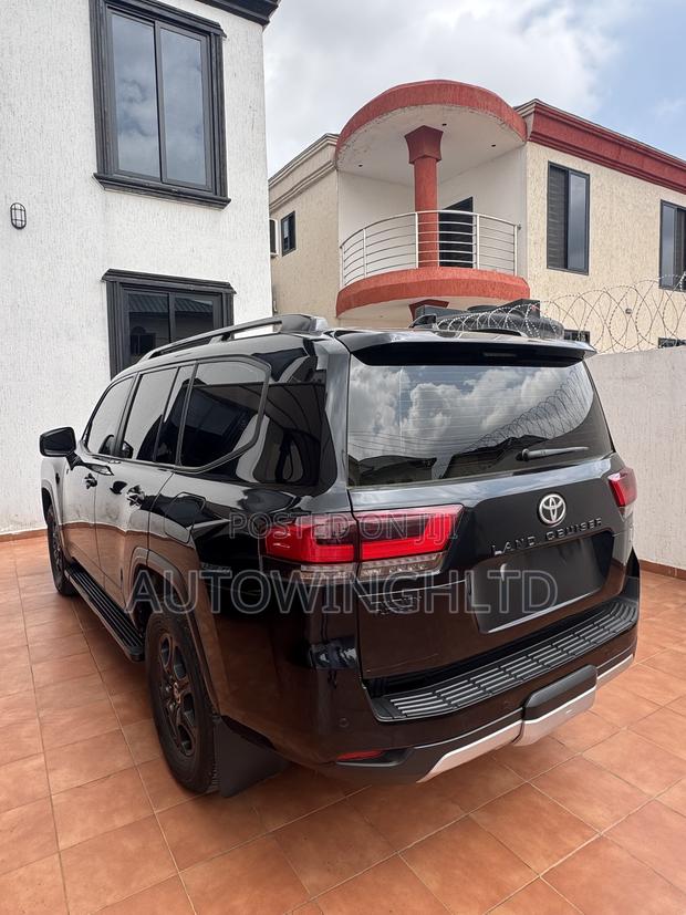 Toyota Land Cruiser LC300 2025 Black