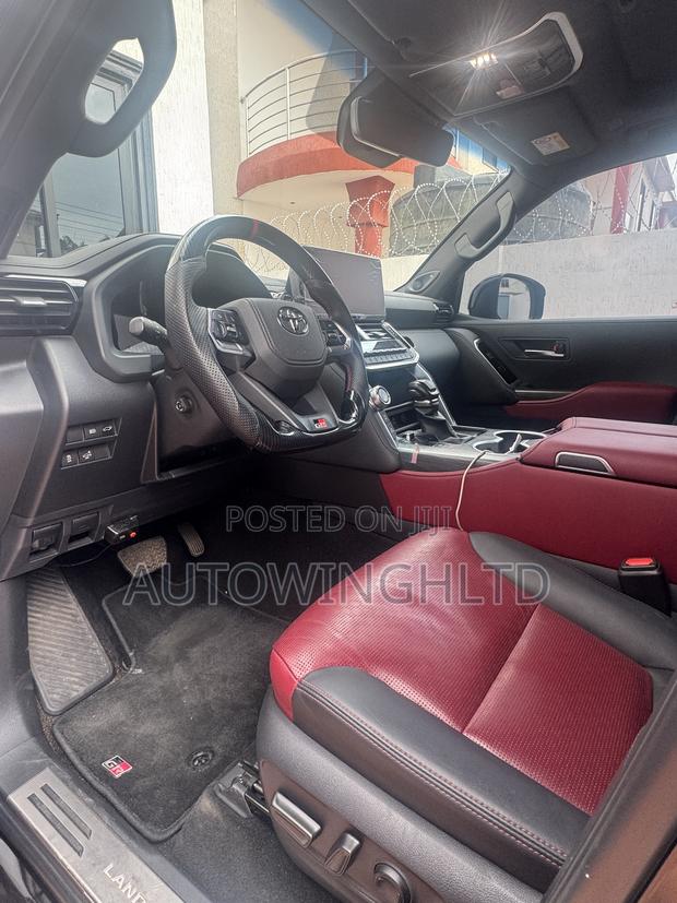 Toyota Land Cruiser LC300 2025 Black