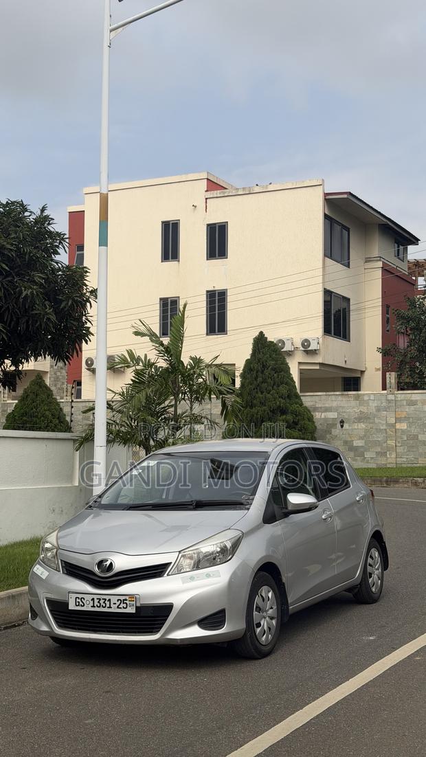 Toyota Vitz 1.0 FWD 5dr 2013 Gray