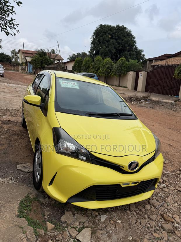 Toyota Vitz 2015 Yellow