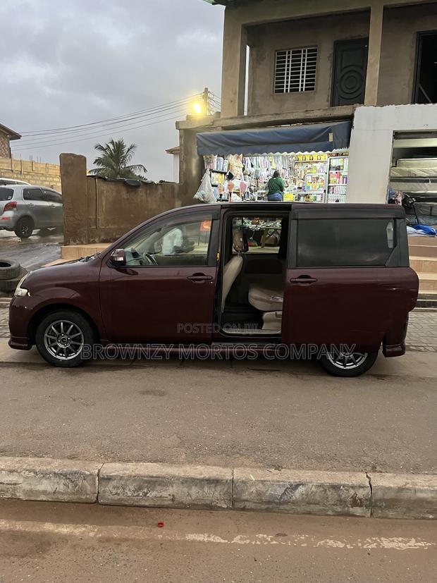 Toyota Sienta 2011