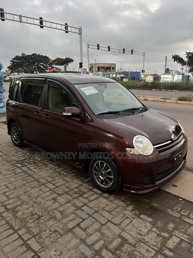 Toyota Sienta 2011