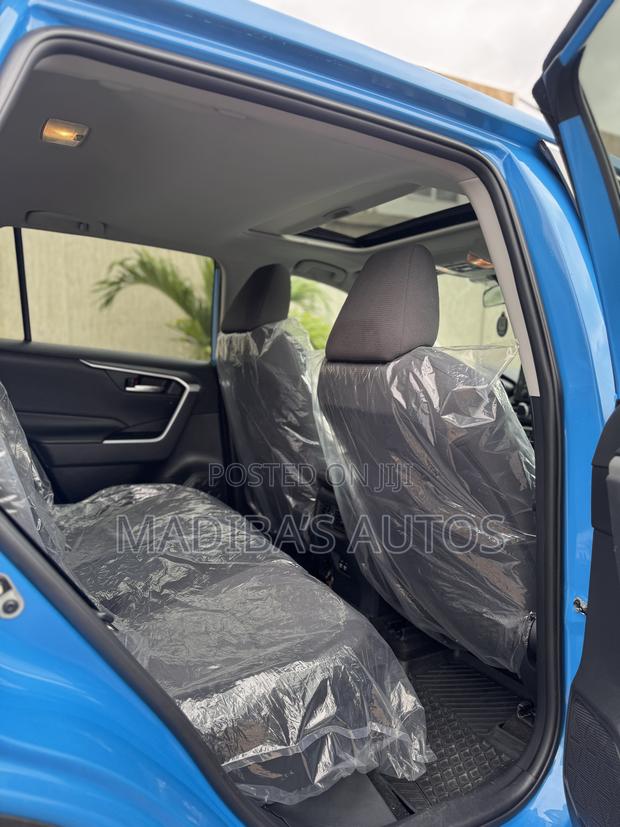 Toyota RAV4 XLE AWD 2019 Blue