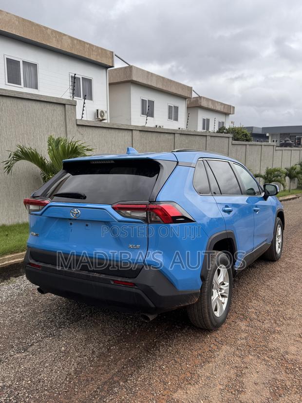 Toyota RAV4 XLE AWD 2019 Blue