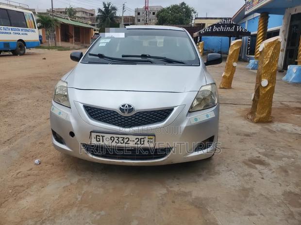 Toyota Yaris Base Sedan 4dr 2010 Silver