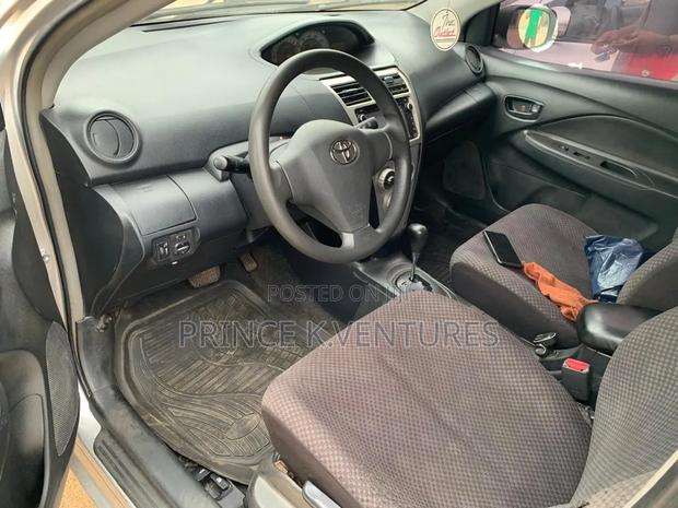 Toyota Yaris Base Sedan 4dr 2010 Silver