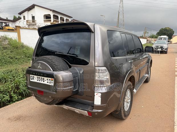 Mitsubishi Pajero 2011 Gray