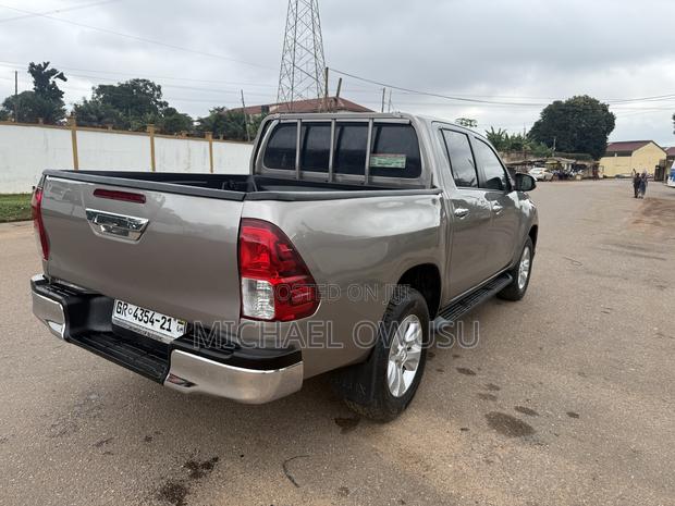 Toyota Hilux 2021 Gray
