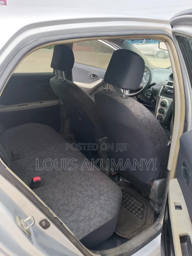 Toyota Vitz 1.3 FWD 5dr 2010 Silver