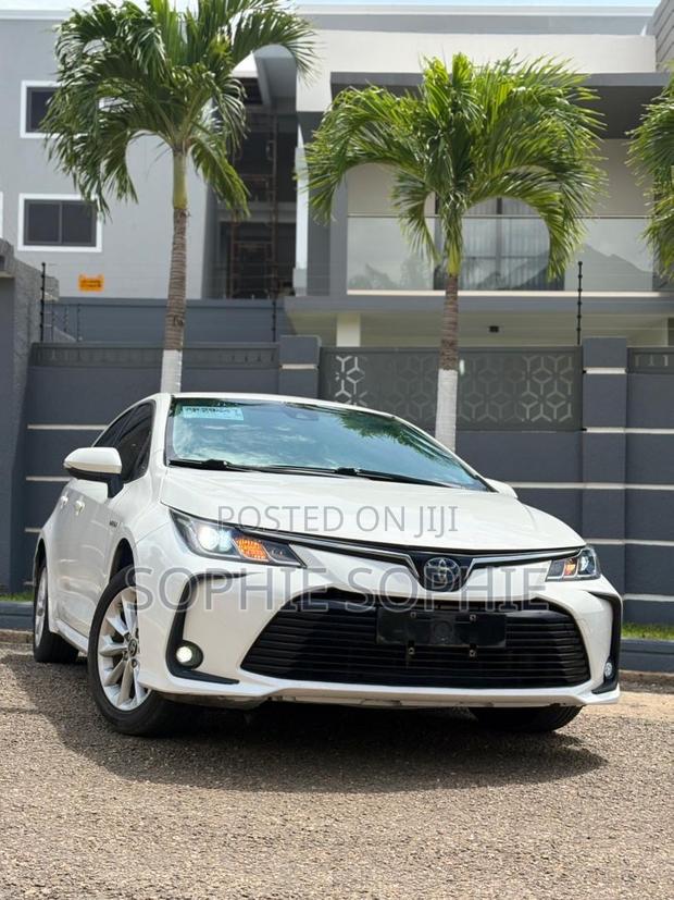 Toyota Corolla XLE 2021 White
