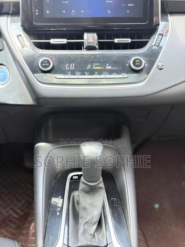 Toyota Corolla XLE 2021 White