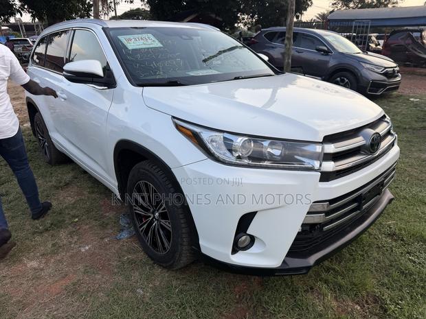Toyota Highlander XLE 4x4 V6 (3.5L 6cyl 8A) 2018 White