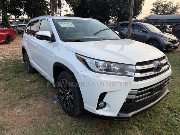 Toyota Highlander XLE 4x4 V6 (3.5L 6cyl 8A) 2018 White