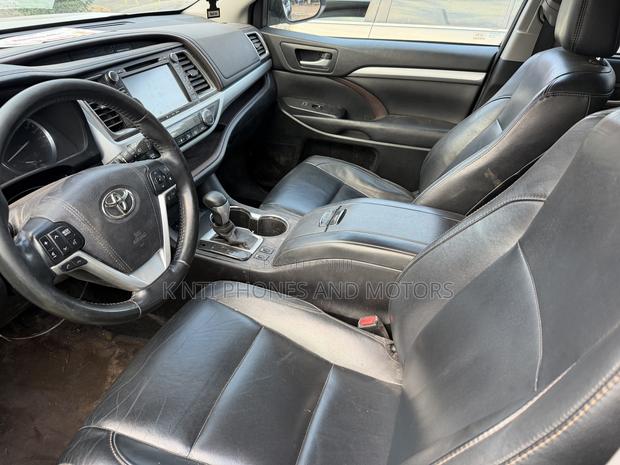 Toyota Highlander XLE 4x4 V6 (3.5L 6cyl 8A) 2018 White