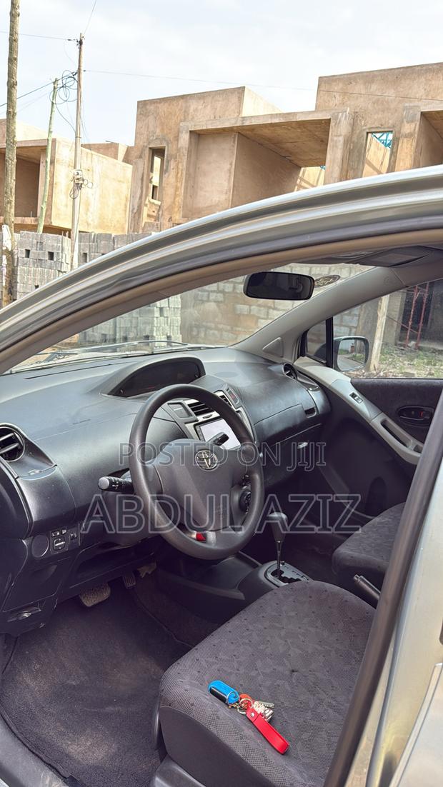 Toyota Vitz 2010 Gray