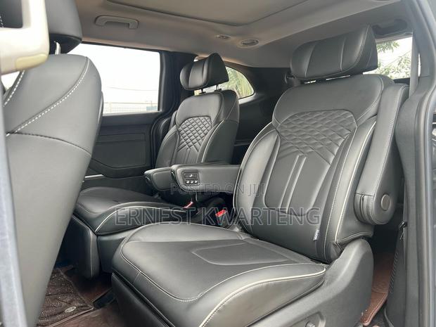 Hyundai Custin 2022 Gray