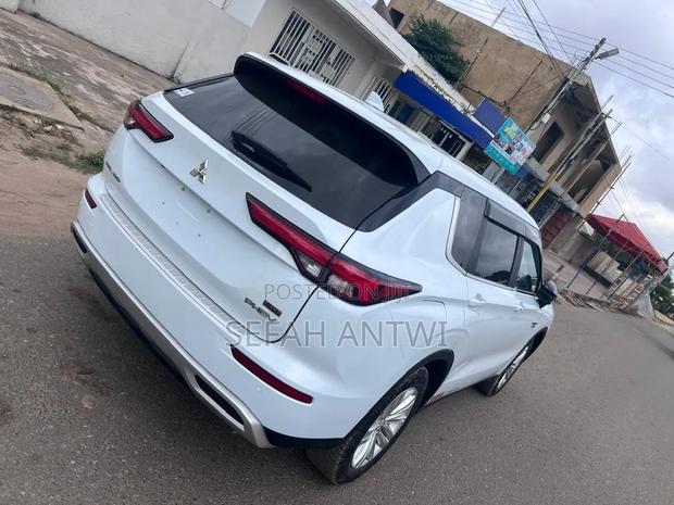 Mitsubishi Outlander SE 2023 White