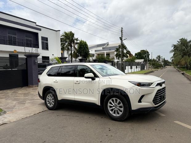 Toyota Highlander XLE AWD 2024 Off white