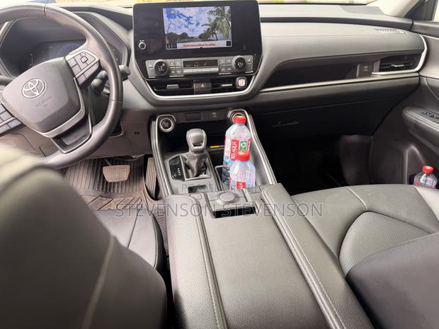 Toyota Highlander XLE AWD 2024 Off white