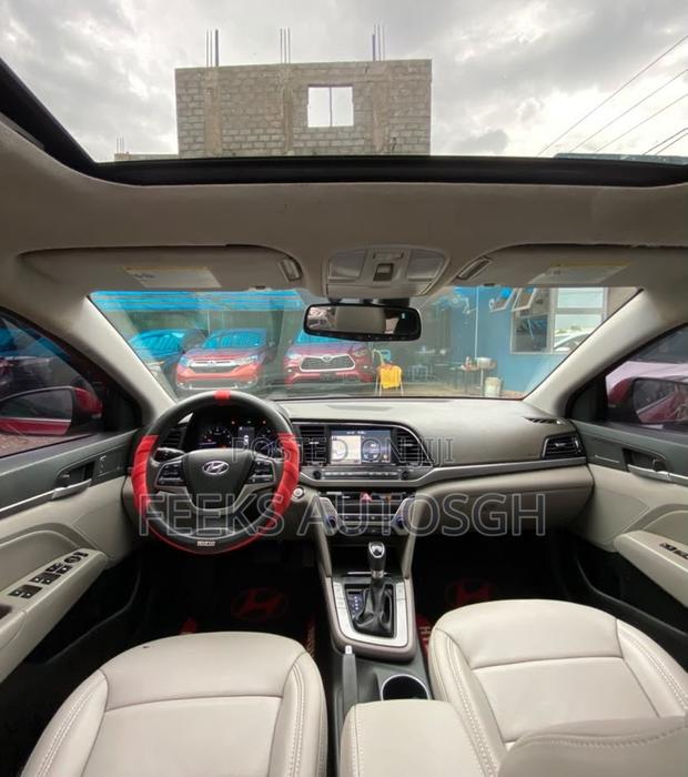 Hyundai Elantra Limited Sedan FWD (2.0L 4cyl 6A) 2017 Red