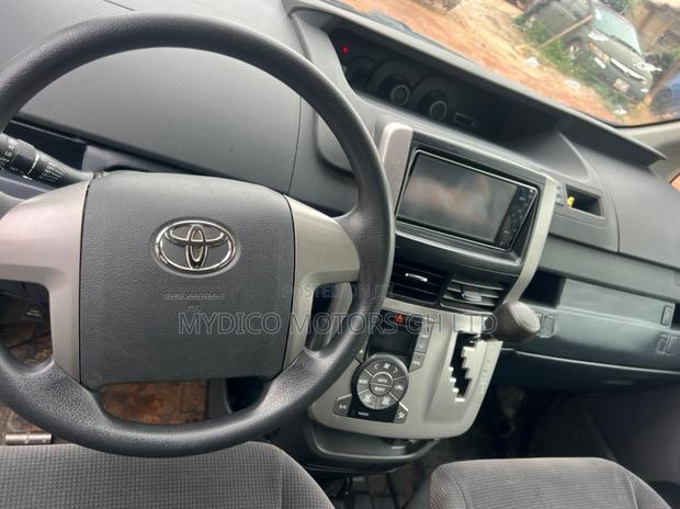 Toyota Voxy V 2WD 8-Seater 2010 Gray
