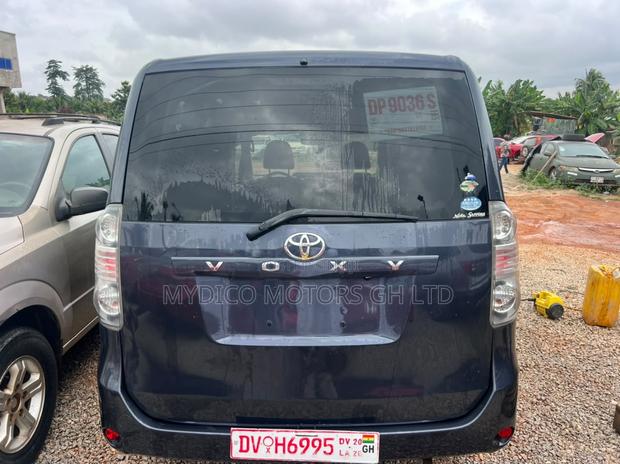 Toyota Voxy V 2WD 8-Seater 2010 Gray