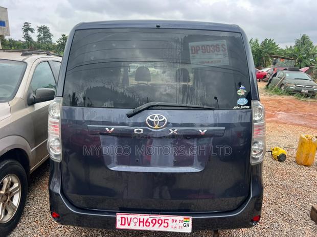 Toyota Voxy V 2WD 8-Seater 2010 Gray