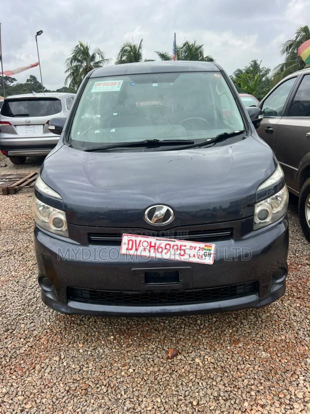 Toyota Voxy V 2WD 8-Seater 2010 Gray