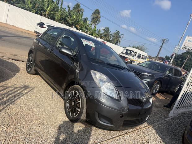 Toyota Yaris Base Sedan 4dr 2011 Black