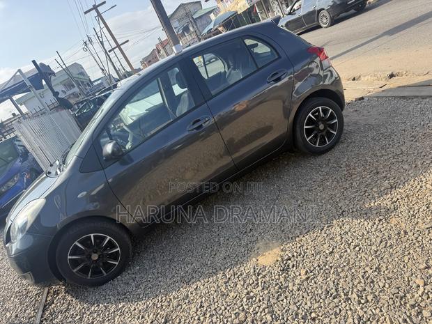 Toyota Yaris Base Sedan 4dr 2011 Black