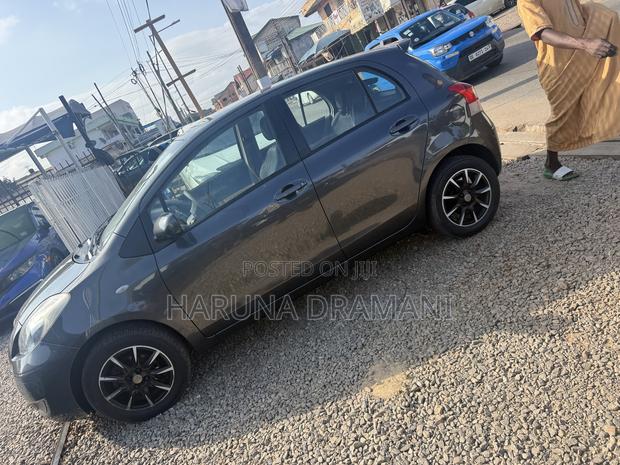Toyota Yaris Base Sedan 4dr 2011 Black