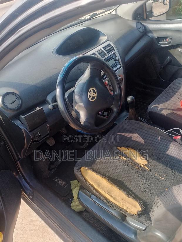 Toyota Yaris Base Sedan 4dr 2010 Black