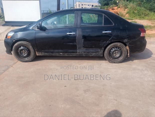 Toyota Yaris Base Sedan 4dr 2010 Black