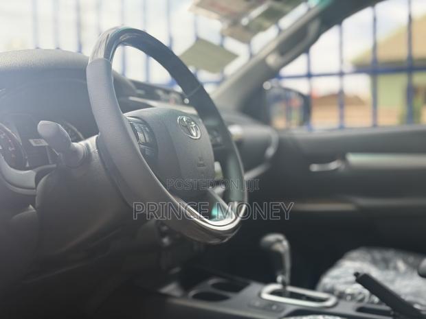 New Toyota Hilux 2025 Black