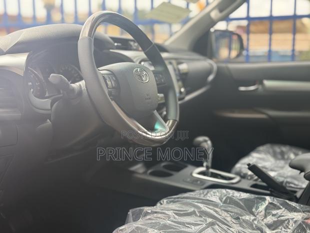 New Toyota Hilux 2025 Black