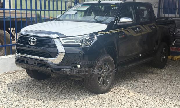 New Toyota Hilux 2025 Black