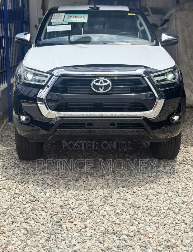 New Toyota Hilux 2025 Black