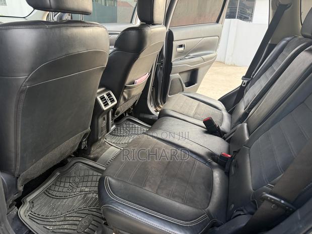 Mitsubishi Outlander SE FWD 2019 Gray