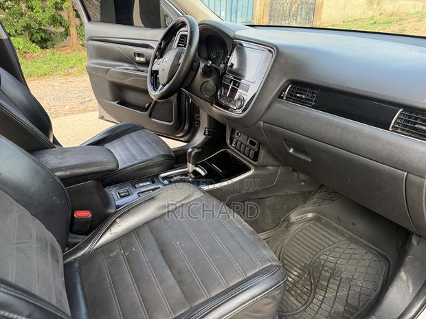 Mitsubishi Outlander SE FWD 2019 Gray