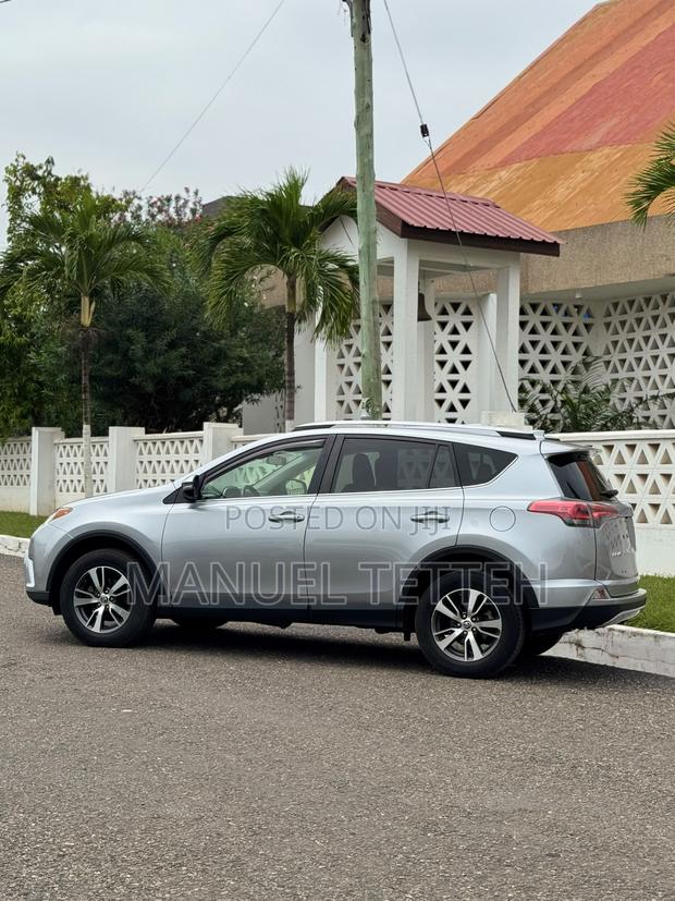 Toyota RAV4 XLE 4dr SUV AWD (2.5L 4cyl 6A) 2018 Silver