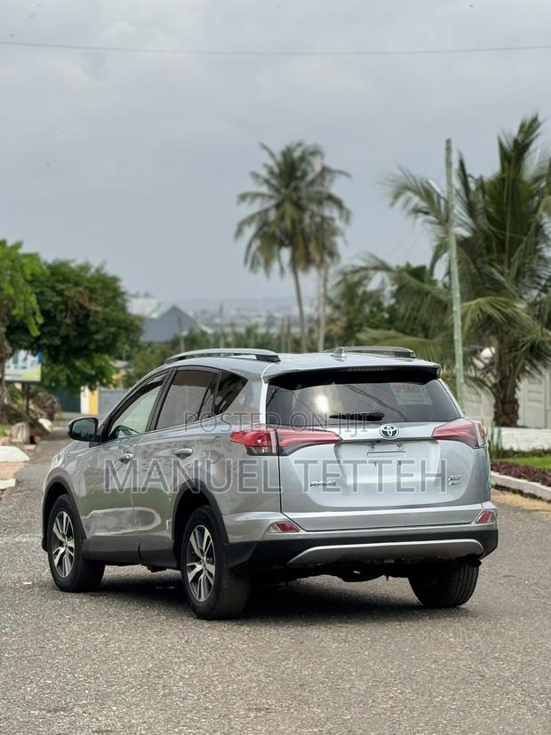 Toyota RAV4 XLE 4dr SUV AWD (2.5L 4cyl 6A) 2018 Silver