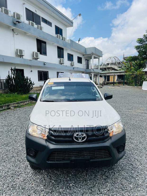 New Toyota Hilux 2025 White