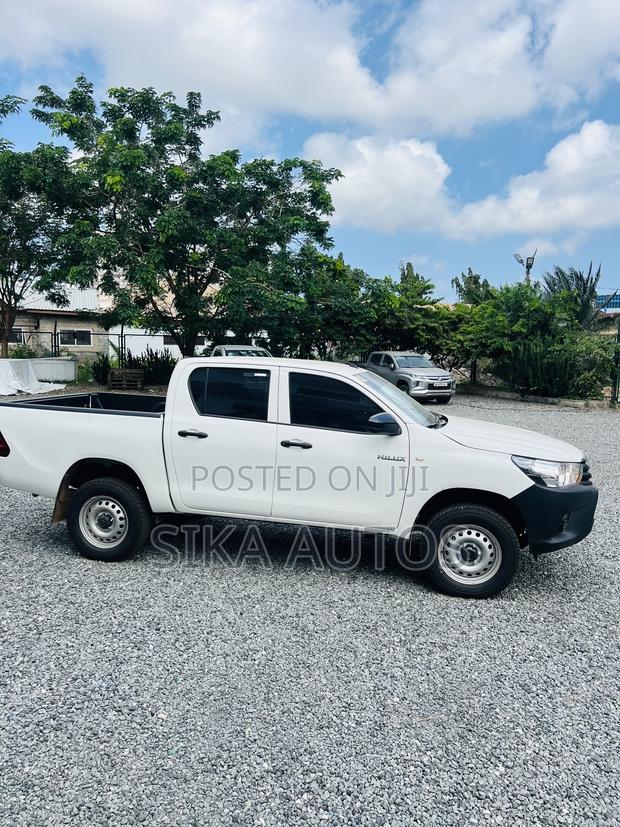 New Toyota Hilux 2025 White