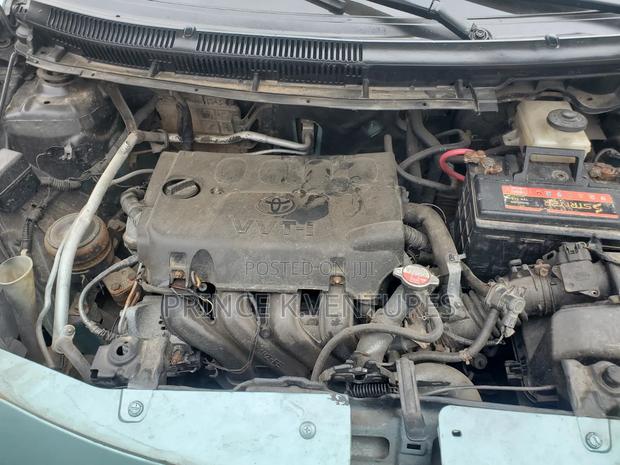 Toyota Yaris Base Sedan 4dr 2010 Green